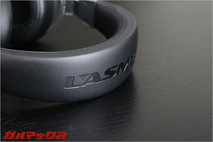 ヘッドホンのバンド部分にLASMEXの文字ロゴが入ってます。