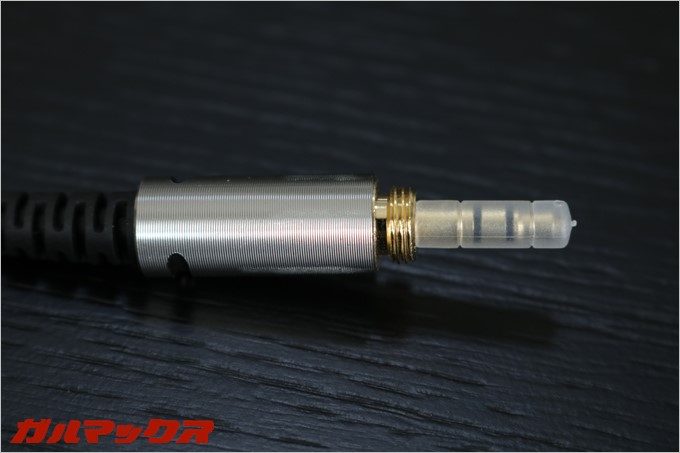 細部までエッチング加工でデザインされたケーブル。