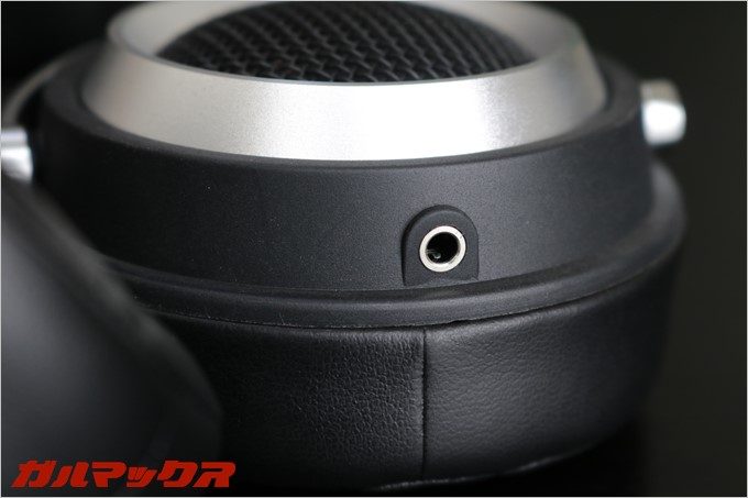 イヤホンジャックはヘッドホンに左側に付いています。