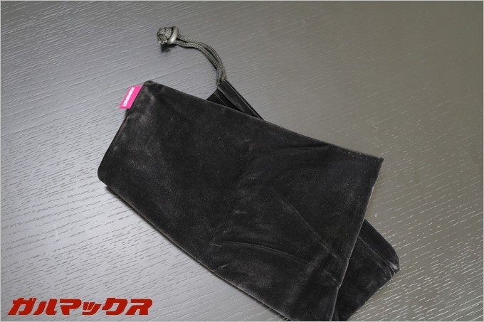 ポーチはベルベットのようでホコリが付着し易いです。