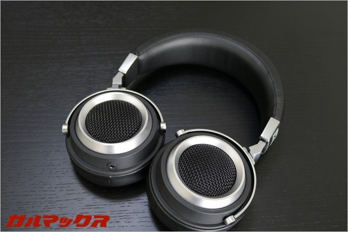 金属パーツはテカテカしていない落ち着いた色合いのシルバー色でブラックカラーと非常に良く合うカラーリング。