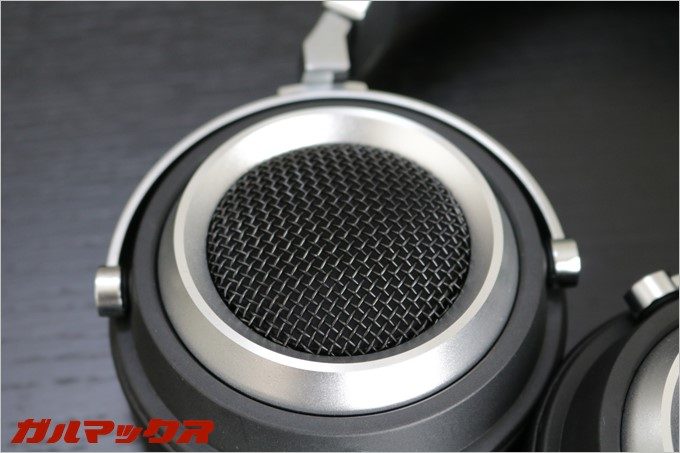 L85はセミオープン型なのでヘッドホンの背面がメッシュと鳴っており音が抜ける形状となってます。