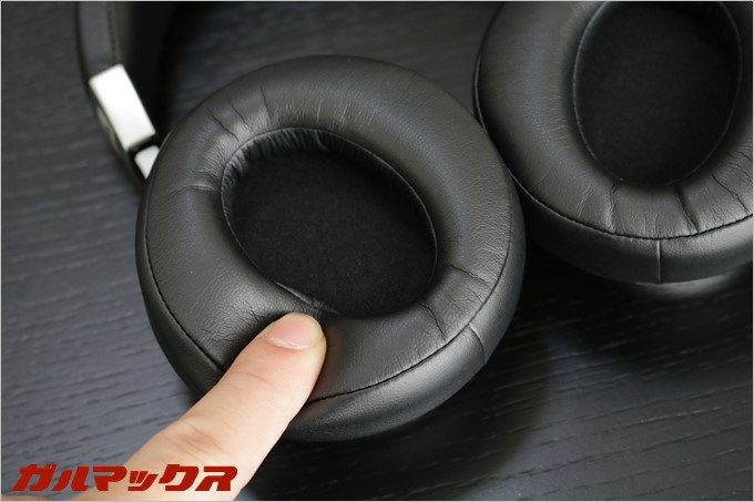 イヤーパッドは低反発のクッション