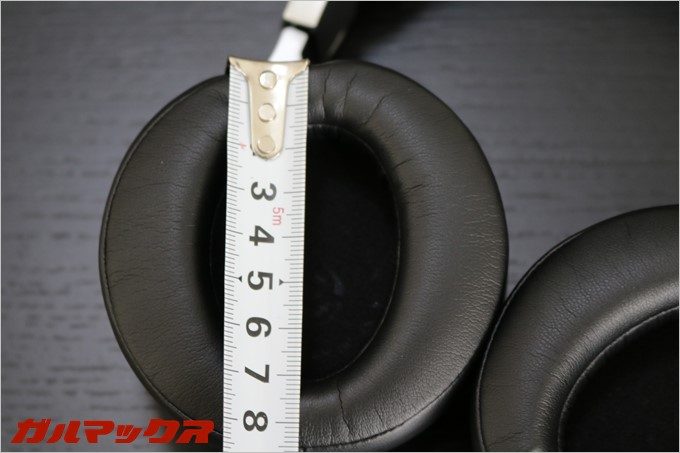イヤーパッドの縦の内径は約5.5mmです。