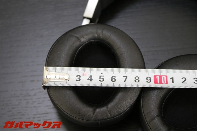 イヤーパッドの横の内径は4.5mm位。