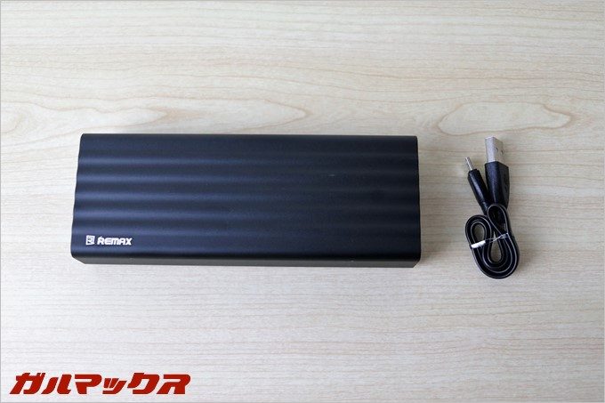 本体と充電用ケーブルのシンプルな内容