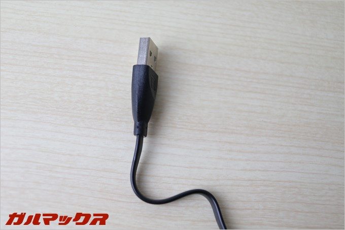 付属しているケーブルは断線の起こりにくい平型を採用
