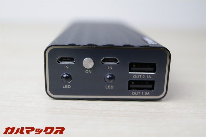 VANGURADはモバイルバッテリー自体を充電する端子が2つ付いています