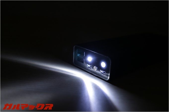 懐中電灯として使える2連LEDを搭載しています