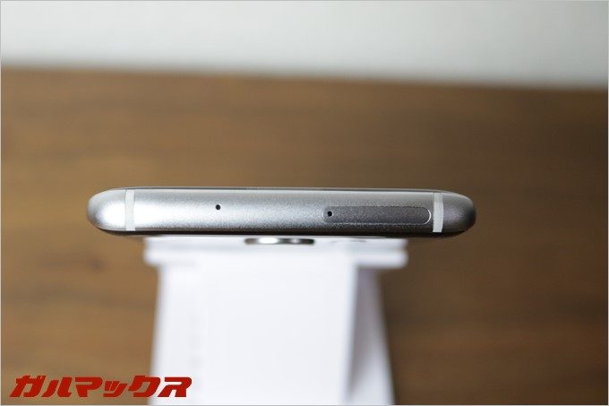 BLUBOO EdgeのSIMトレイは本体上部に付いています。