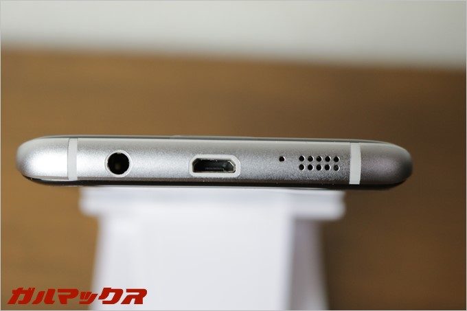 本体の下部にはスピーカーが付いていますがモノラルスピーカーです。