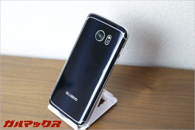 背面は光沢があり非常に美しい反面、指紋が目立ちます。