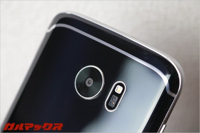 BLUBOO Edgeの背面カメラは出っ張っているので裸で使うと机に置いた時にガタガタします。