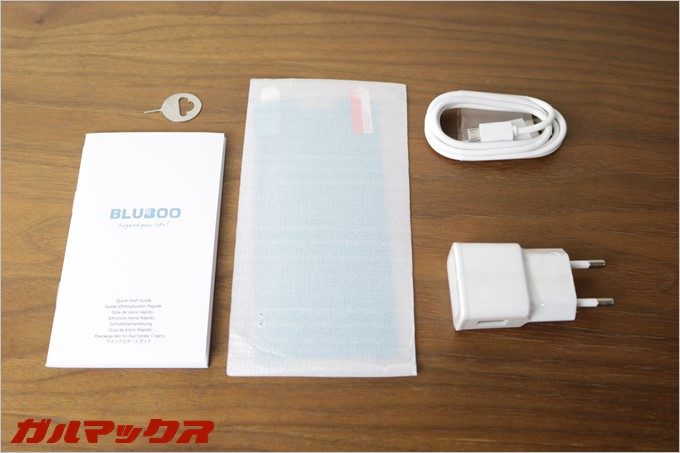 同梱物の充電器は海外向けです。