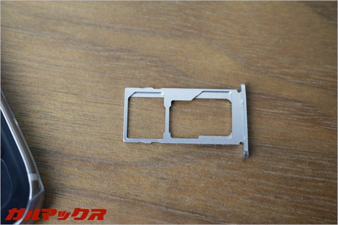 SIMトレイは2枚のNanoSIMが収まります