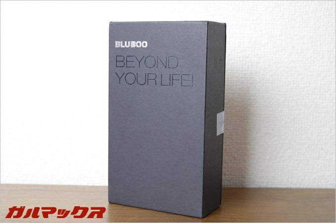 真っ黒の箱で正面にはEdgeの名前は入っていません。