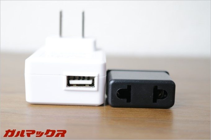 別途、日本で使用できる充電器と、同梱物の充電器をこれまた変換するアダプターがご丁寧に入ってました。
