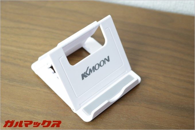 折りたたみ式のスマホスタンドは外出時に何かと役立つ