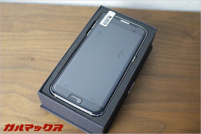 箱を開けるといきなりEdgeが出てきますが、箱が開けにくいので落とさない様に注意。