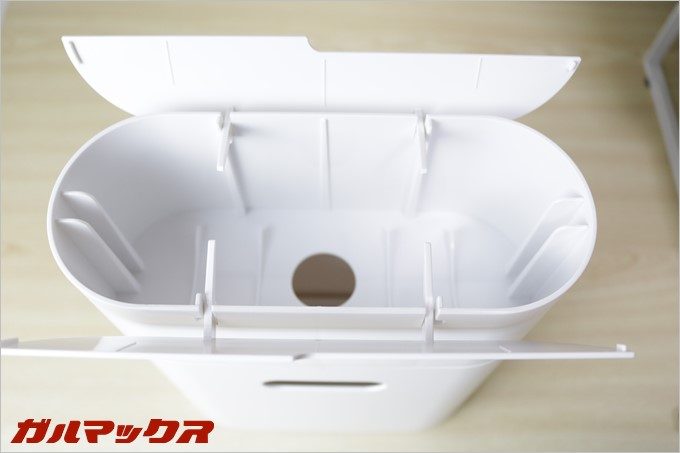 コロモードインの蓋の内側についている突起にコロコロクリーナーの粘着部分が当たる事で蓋が自動に閉まる仕組み