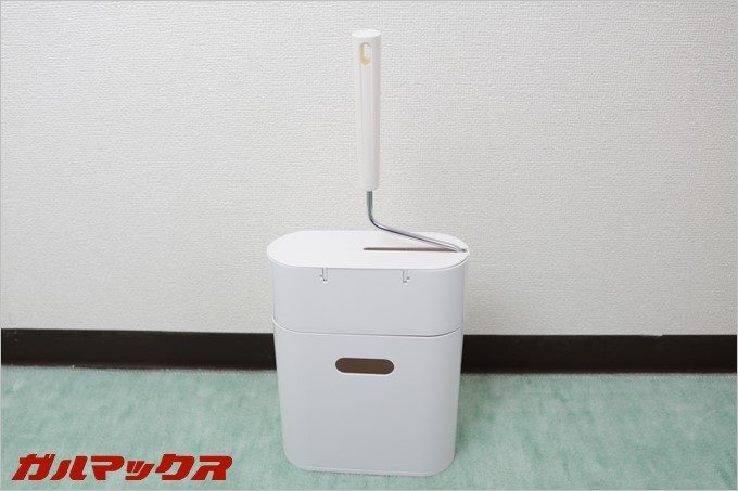 コロモードインの下部には収納スペースを開く穴が空いてます