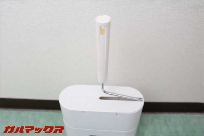 コロモードインにコロコロクリーナーを収納すると蓋が閉まりホコリが付きません