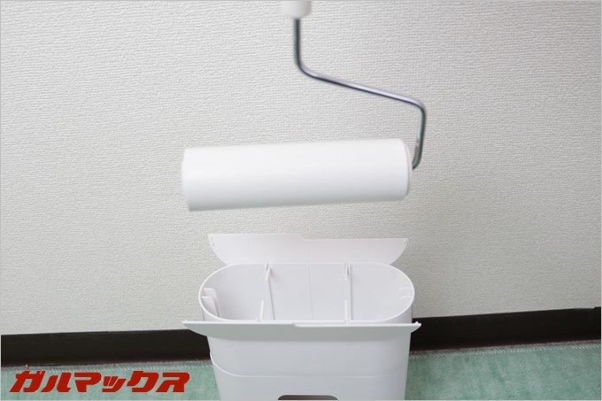 コロモードインに収納したコロコロクリーナーを引っ張ると蓋が勝手に開きます。