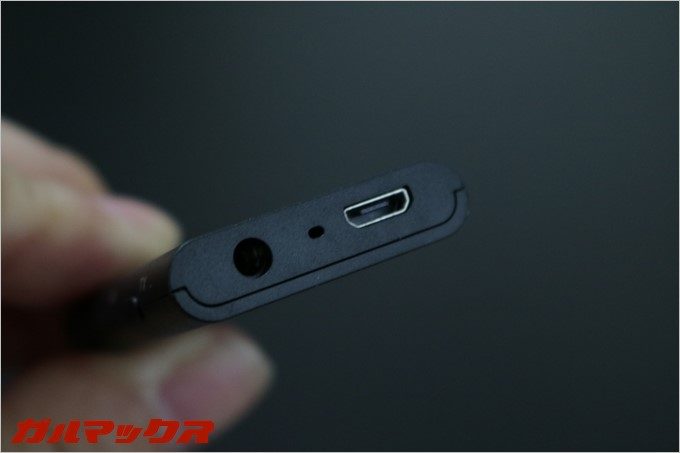 本体上部に端子関係が並んでいます。