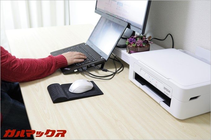 奥行きがあるのでタイピング時に肘をデスクに置いて作業が可能です。