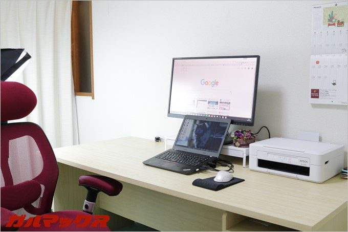 パソコンデスク右側には書類を広げたりメモをとったりするスペースとして使ってます。