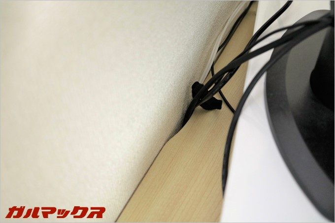 ケーブルが天板と壁に挟み込まない様にケーブル用の凹みが付いてます。