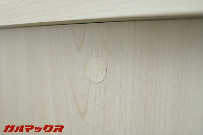 ネジの目隠しはデスクカラーと同じシールですが、シールと丸わかりな安っぽい感じが漂います。