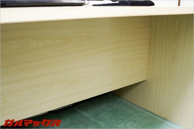 補強用の板がデスク中央に通ってますが、その板が目隠しとなるのでケーブル類がごちゃごちゃしません。