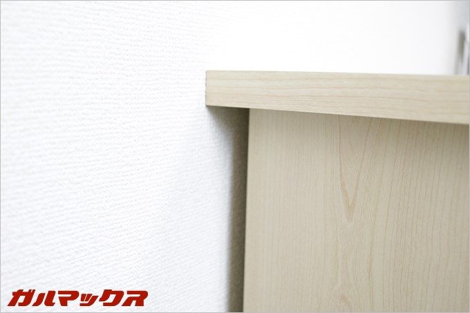 ケーブルと天板が挟み込まれないので壁にデスクをピッタリくっつけることが可能。物が隙間から落ちないのでGood!