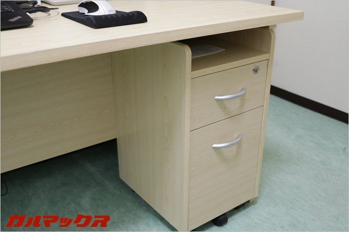 スリムチェストはパソコンデスク様に設計されているので天板下に収納可能です。