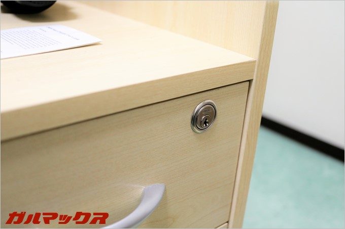 引き出しの一段目は鍵がついてます