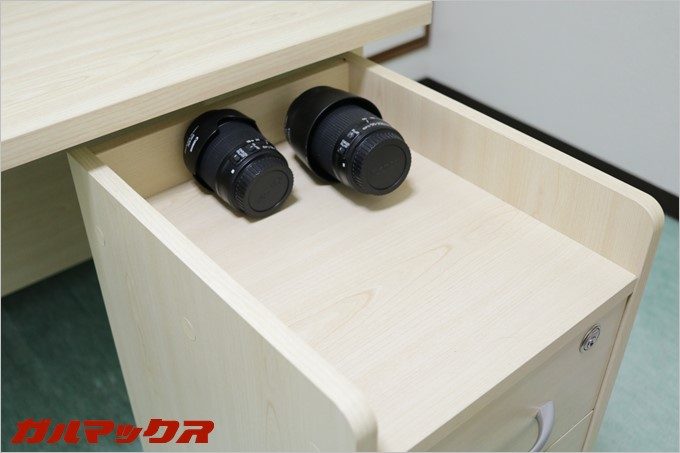 スリムチェストの天板は両サイドと奥がコの字状にセキがあるので物が置けます。