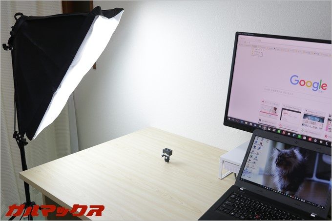 ノートパソコンの左側は撮影ブース。片付けること無く全ての作業スペースがパソコンデスク上で確保出来ます。
