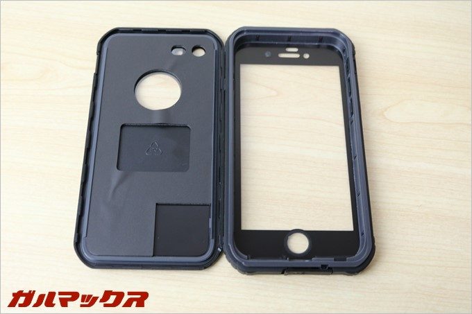 ケースは上側、下側でお弁当箱の様に開きます。