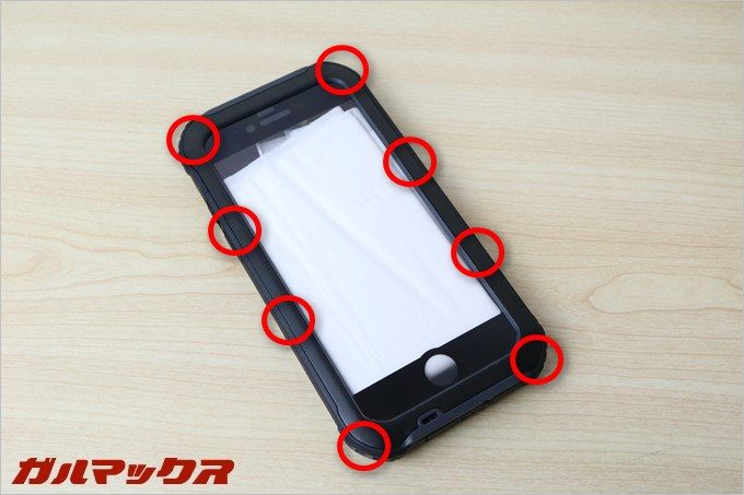 ケースを閉める時は縁の硬い部分をつまむように閉めましょう。