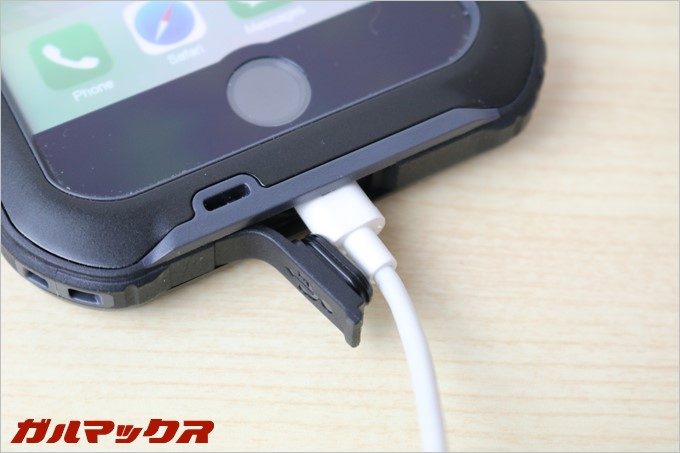 ケースを装着していてもLightningケーブルがささります。