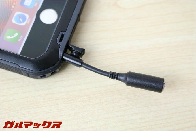 iPhone6s/6はイヤホンジャックが備わっているので延長ケーブルが付いています。