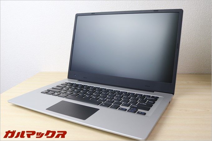 Jumper Ezbook 3の画面周り、キーボード、マウスパッドはブラック、その他がシルバーのツートンカラー仕様です。