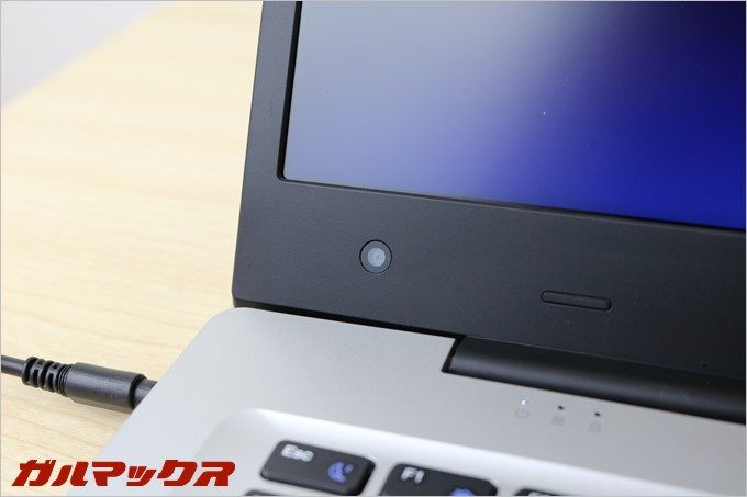 Jumper Ezbook 3は画面下にカメラを備えています。これで画面上部の縁は非常に薄くなっています