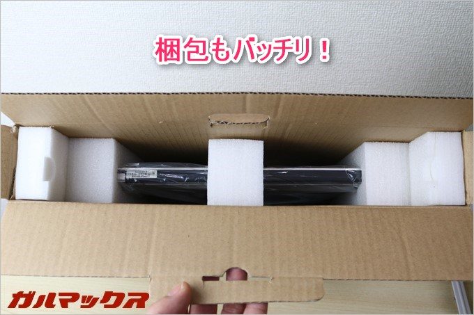 Jumper Ezbook 3の梱包は外からの衝撃からガッチリ守ってくれる柔らかい素材で守られています。
