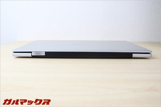 Jumper Ezbook 3の本体裏は特にバッテリーが取り外せるようになっていません。