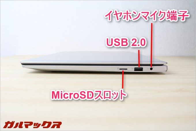 Jumper Ezbook 3の右側面に複数の端子が備わっています。