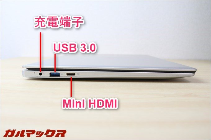 Jumper Ezbook 3の左側面にも端子が備わっています。USBが左右に有るので使い勝手が良いですね。