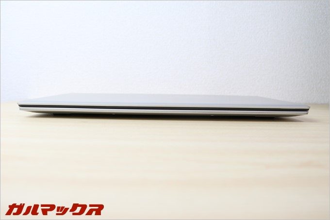 Jumper Ezbook 3の正面はシンプルなデザインに仕上がっています。