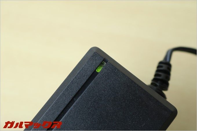 付属のACアダプターは通電状態が確認できる